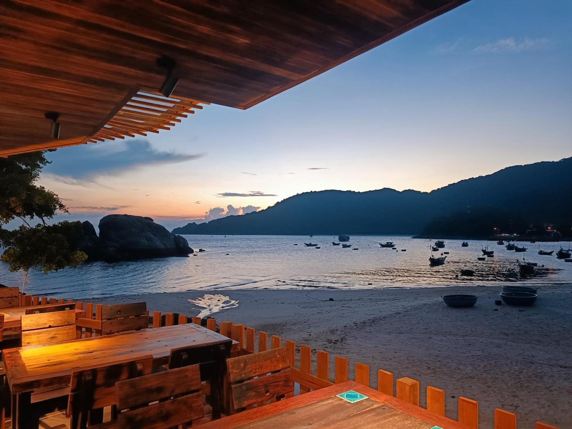 The Coral Homestay & Pub Tân Hiệ Bagian luar foto